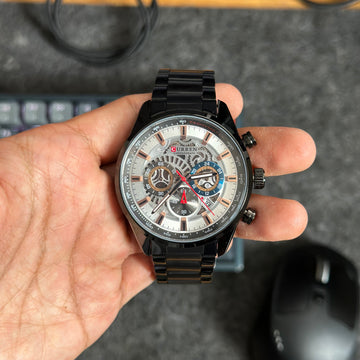 Foto real del frente de un elegante reloj Curren 8391 negro de metal para hombre