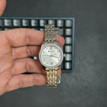 Foto real frente elegante reloj Curren plata para mujer