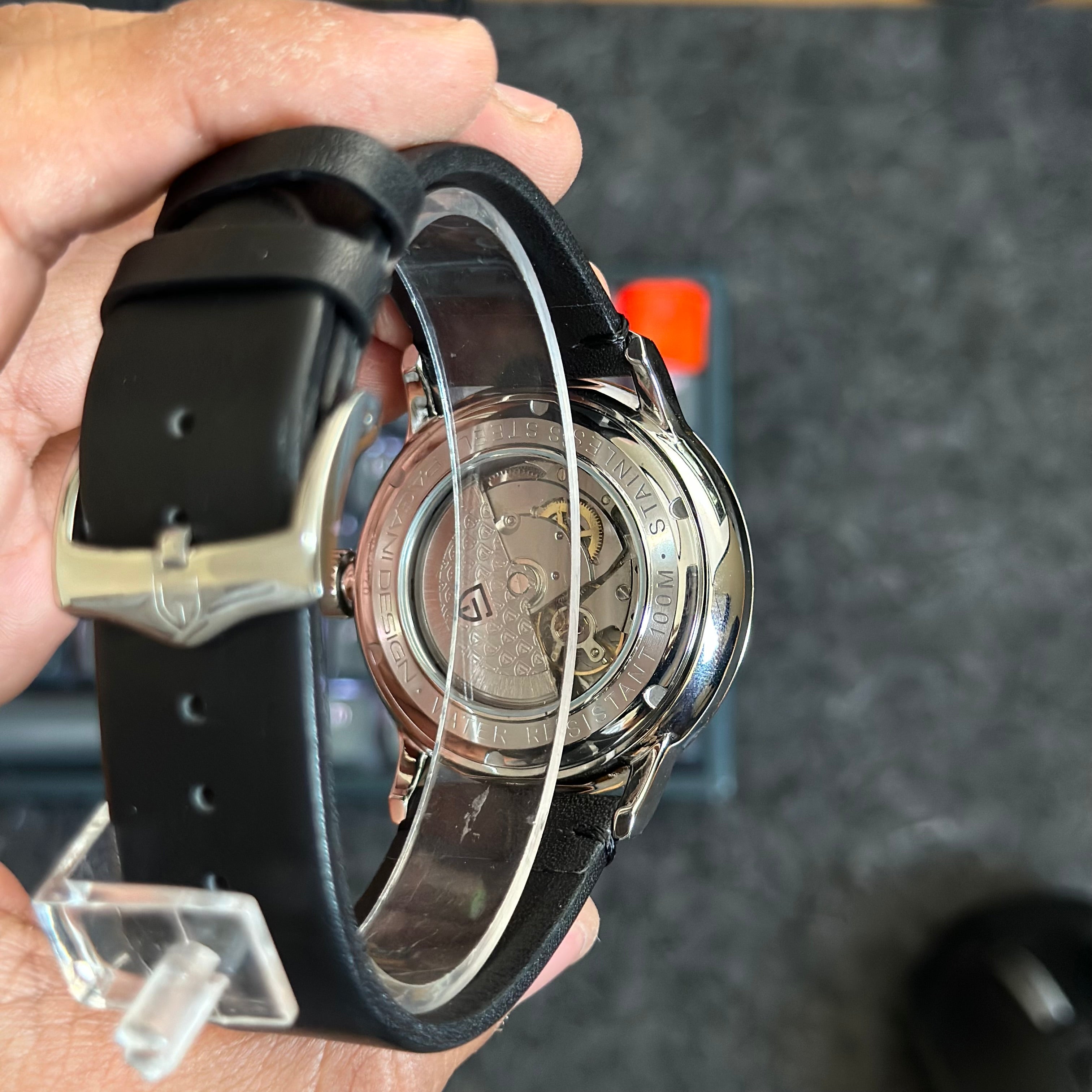 Foto real de la parte trasera interior de un elegante reloj Pagani Design para caballero en Venezuela